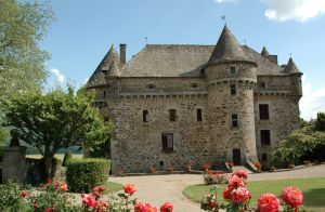 chateau auzers - le cantal en auvergne roulottes